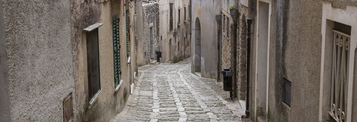 Strada vicinale ad uso pubblico: le caratteristiche, in due recenti sentenze